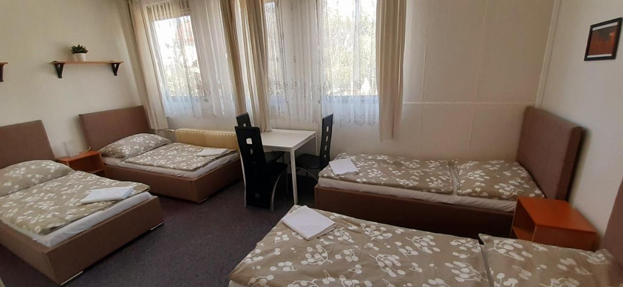 Hostel Prazacka Prag Dış mekan fotoğraf